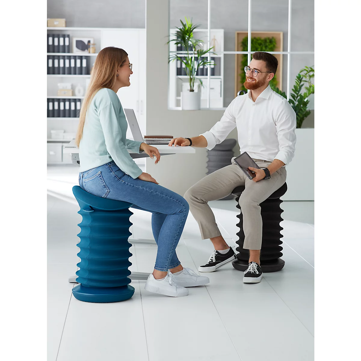 Hocker Topstar® Sitness 4D, Für Bewegtes & Ergonomisches Sitzen, Federmechanik, Sitzhöhenverstellbar, B 375 X T 360 X H 530-640 Mm, Stoffbezug Schwarz 14 Hocker Topstar® Sitness 4D, Für Bewegtes & Ergonomisches Sitzen, Federmechanik, Sitzhöhenverstellbar, B 375 X T 360 X H 530-640 Mm, Stoffbezug Schwarz – Bild 14