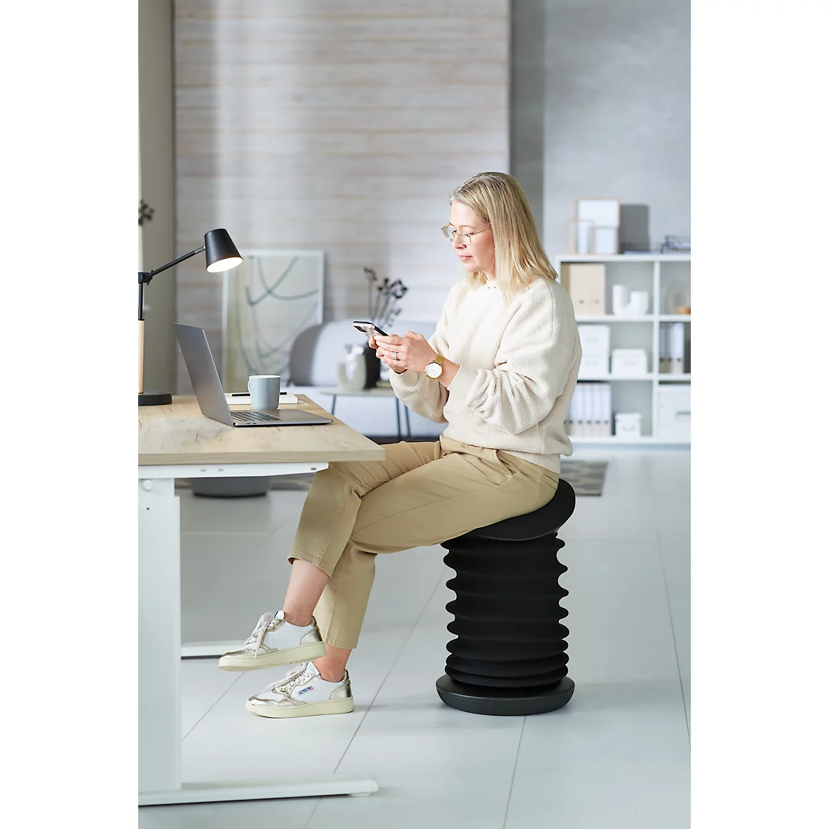 Hocker Topstar® Sitness 4D, Für Bewegtes & Ergonomisches Sitzen, Federmechanik, Sitzhöhenverstellbar, B 375 X T 360 X H 530-640 Mm, Stoffbezug Schwarz 8 Hocker Topstar® Sitness 4D, Für Bewegtes & Ergonomisches Sitzen, Federmechanik, Sitzhöhenverstellbar, B 375 X T 360 X H 530-640 Mm, Stoffbezug Schwarz – Bild 8