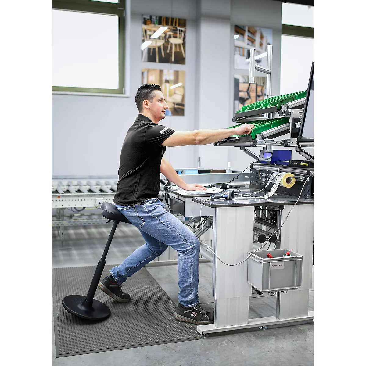 Hocker TOPSTAR Sitness H1-Work, Kunstleder, Höhenverstellbar, TPU-Sohle, Clean-Effekt-Gasfeder, Desinfektionsmittelbeständig, Schwarz 4 Hocker TOPSTAR Sitness H1-Work, Kunstleder, Höhenverstellbar, TPU-Sohle, Clean-Effekt-Gasfeder, Desinfektionsmittelbeständig, Schwarz – Bild 4