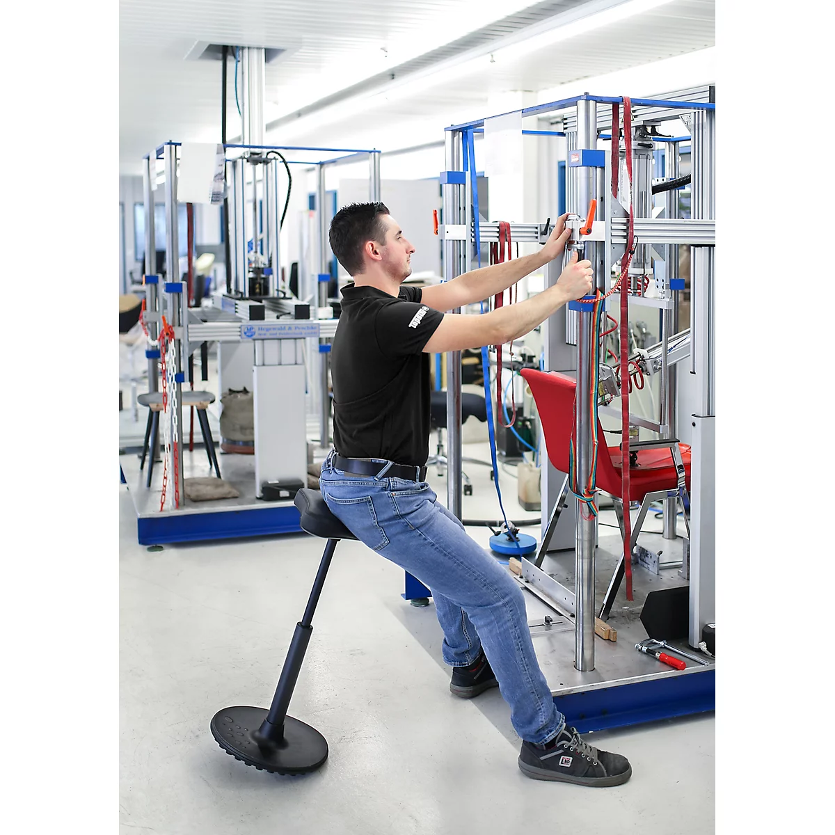 Hocker TOPSTAR Sitness H1-Work, Kunstleder, Höhenverstellbar, TPU-Sohle, Clean-Effekt-Gasfeder, Desinfektionsmittelbeständig, Schwarz 5 Hocker TOPSTAR Sitness H1-Work, Kunstleder, Höhenverstellbar, TPU-Sohle, Clean-Effekt-Gasfeder, Desinfektionsmittelbeständig, Schwarz – Bild 5