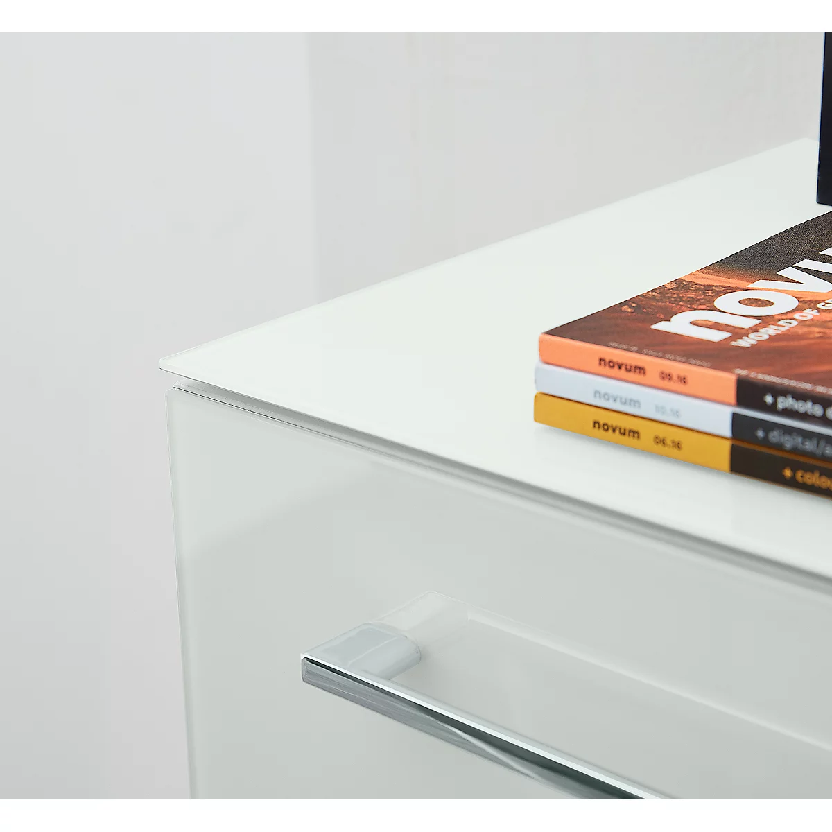 Rollcontainer MONTERIA, 3 Schübe Mit Selbsteinzug, Glasfront & -auflage, B 400 X T 500 X H 550 Mm, Weiß 4 Rollcontainer MONTERIA, 3 Schübe Mit Selbsteinzug, Glasfront & -auflage, B 400 X T 500 X H 550 Mm, Weiß – Bild 4