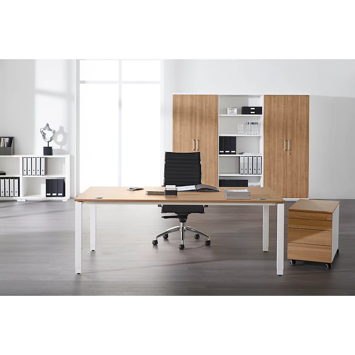 Schäfer Shop Genius Rollcontainer 1233, 3 Schubladen, 1 Utensilienauszug, Zentralverschluss, Seitliche Griffnut, B 435 X T 765 X H 577 Mm, Weiß/Kirsche-Romana 2 Schäfer Shop Genius Rollcontainer 1233, 3 Schubladen, 1 Utensilienauszug, Zentralverschluss, Seitliche Griffnut, B 435 X T 765 X H 577 Mm, Weiß/Kirsche-Romana – Bild 2