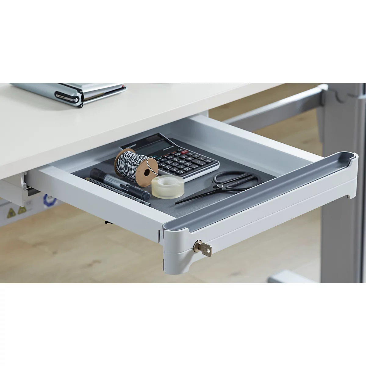 Schäfer Shop Genius Schreibtisch PLANOVA ERGOSTYLE, Elektrisch Höhenverstellbar, B 1600 Mm, Lichtgrau/weißaluminium + OrgaWork Schublade 2 Schäfer Shop Genius Schreibtisch PLANOVA ERGOSTYLE, Elektrisch Höhenverstellbar, B 1600 Mm, Lichtgrau/weißaluminium + OrgaWork Schublade – Bild 2