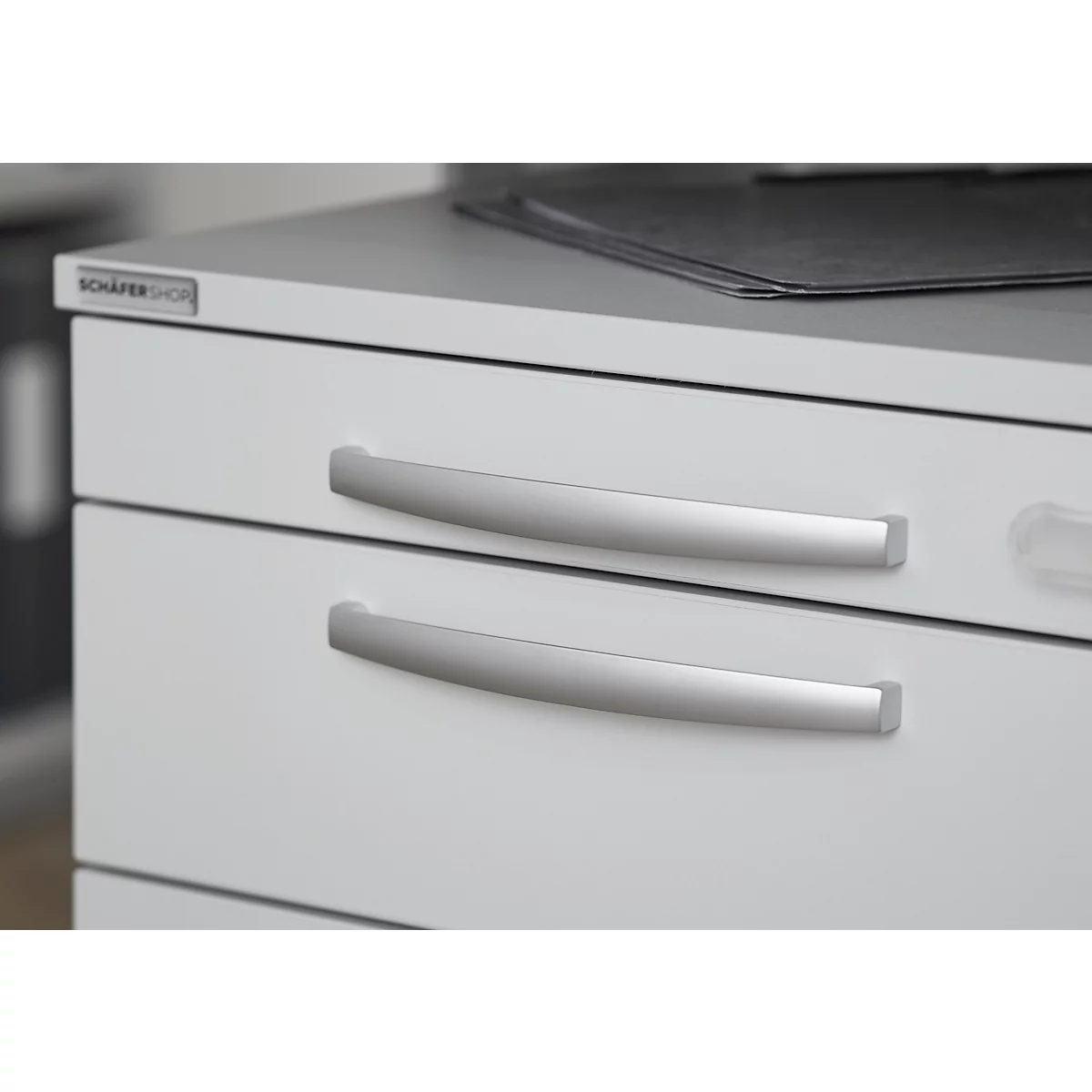 Schäfer Shop Select Rollcontainer LOGIN, 3 Schubladen, 1 Utensilienauszug, Zentralverriegelung, B 432 X T 580 X H 595 Mm, Lichtgrau 2 Schäfer Shop Select Rollcontainer LOGIN, 3 Schubladen, 1 Utensilienauszug, Zentralverriegelung, B 432 X T 580 X H 595 Mm, Lichtgrau – Bild 2