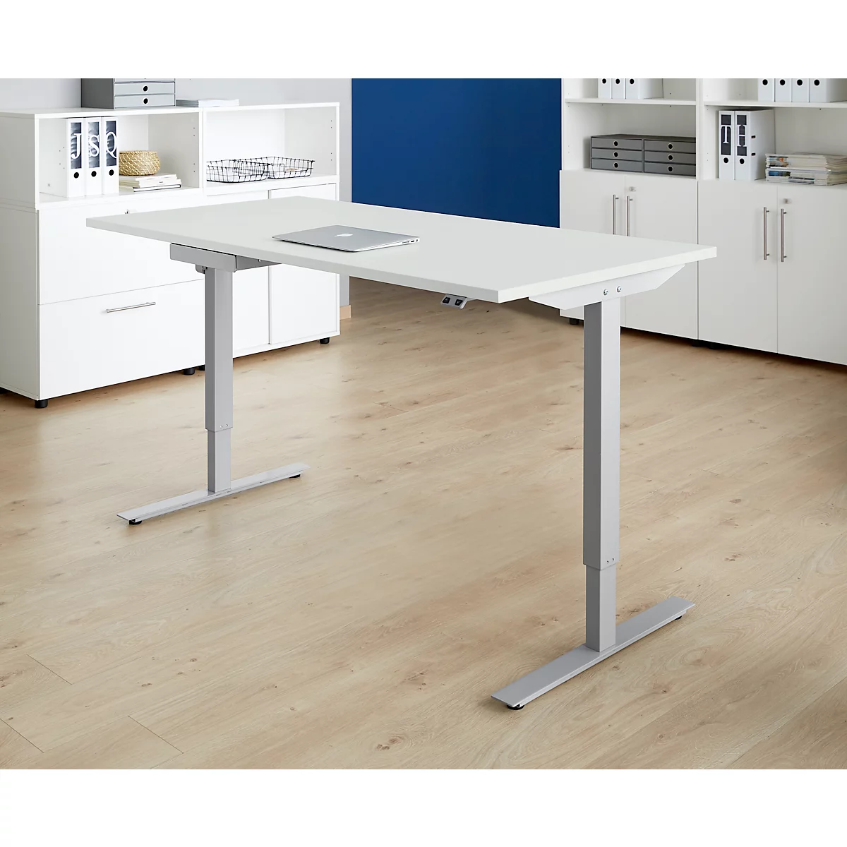 Schäfer Shop Select Schreibtisch Start Off, Elektrisch Höhenverstellbar, Rechteck, T-Fuß, B 1600 X T 800 X H 705-1205 Mm, Lichtgrau/weißaluminium + Zubehörschublade 4 Schäfer Shop Select Schreibtisch Start Off, Elektrisch Höhenverstellbar, Rechteck, T-Fuß, B 1600 X T 800 X H 705-1205 Mm, Lichtgrau/weißaluminium + Zubehörschublade – Bild 4