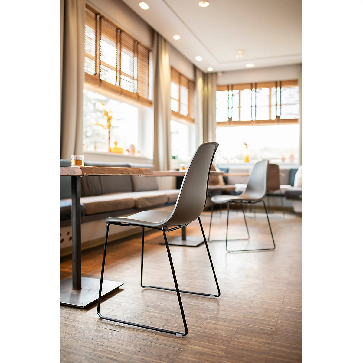 Schalenstuhl Topstar T2020, Kufengestell, Ergonomische Sitzschale, Stapelbar Bis 4 Stück, Sitzhöhe 450 Mm, 2er-Set, Ohne Armlehnen, Schwarz/schwarz 6 Schalenstuhl Topstar T2020, Kufengestell, Ergonomische Sitzschale, Stapelbar Bis 4 Stück, Sitzhöhe 450 Mm, 2er-Set, Ohne Armlehnen, Schwarz/schwarz – Bild 6