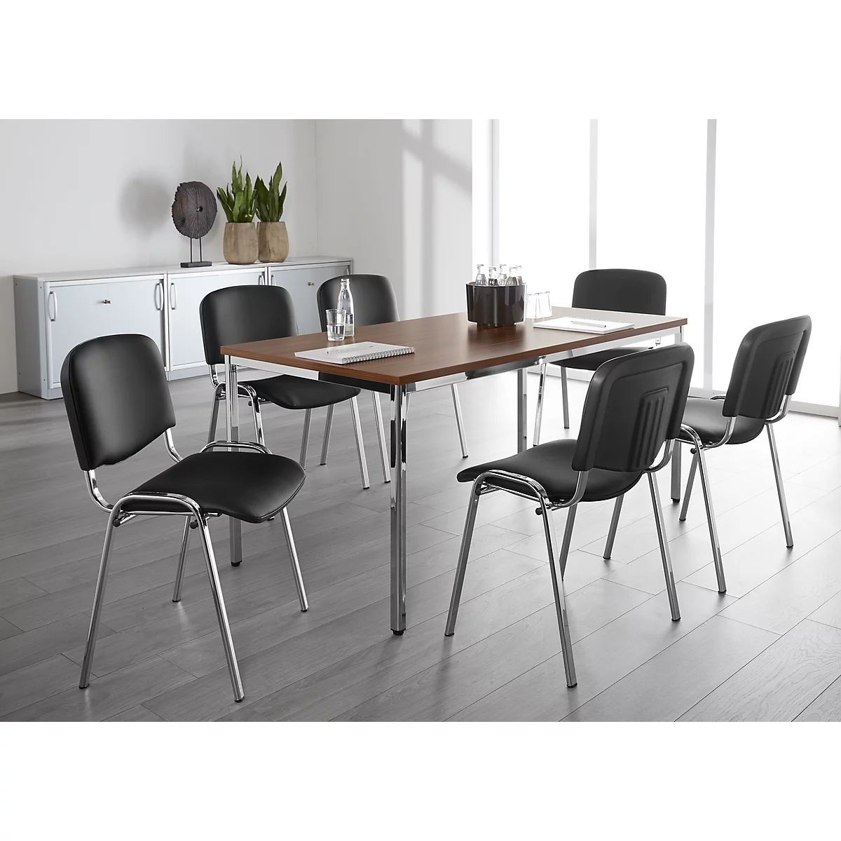 Sparset Stapelstuhl ISO Swing Basic, Ohne Armlehnen, Kunstleder Schwarz, Sitzmaße B 475 X T 415 X H 470 Mm, 6 Stück + Tisch, Nussbaum-Dekor, B 1600 X T 800 Mm 2 Sparset Stapelstuhl ISO Swing Basic, Ohne Armlehnen, Kunstleder Schwarz, Sitzmaße B 475 X T 415 X H 470 Mm, 6 Stück + Tisch, Nussbaum-Dekor, B 1600 X T 800 Mm – Bild 2